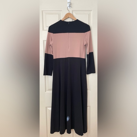 Black and Pink Abaya - Picture 2 of 9